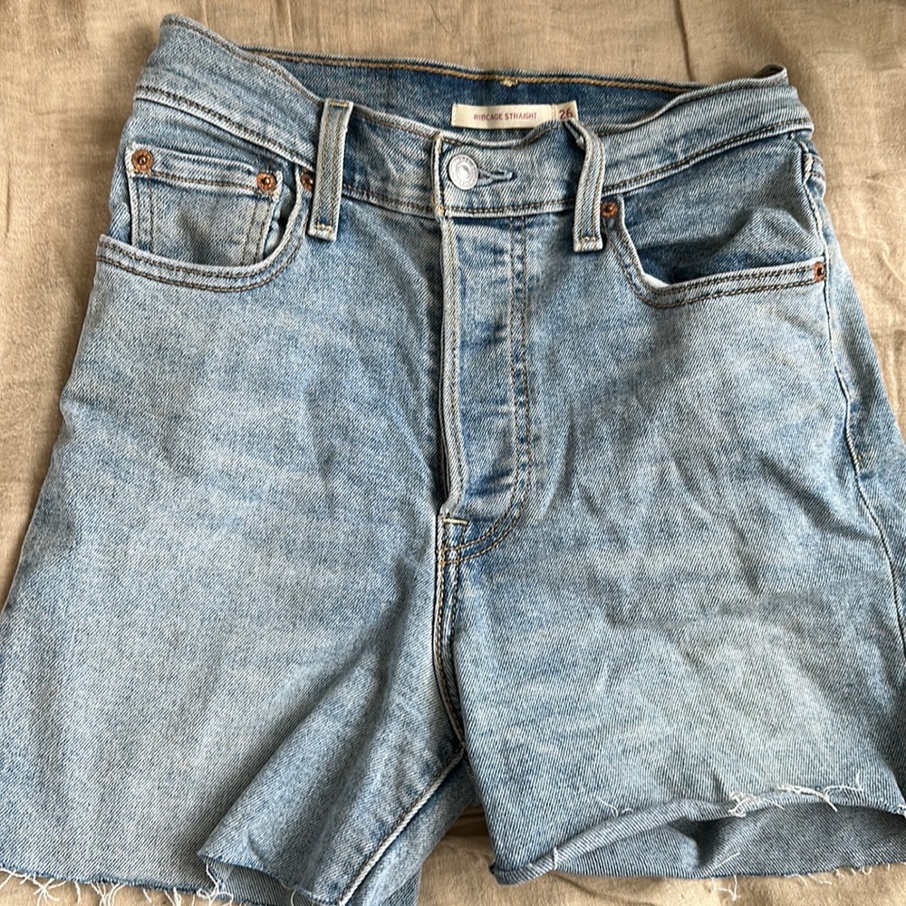 Levi’s Ribcage Cut Offs Size 26